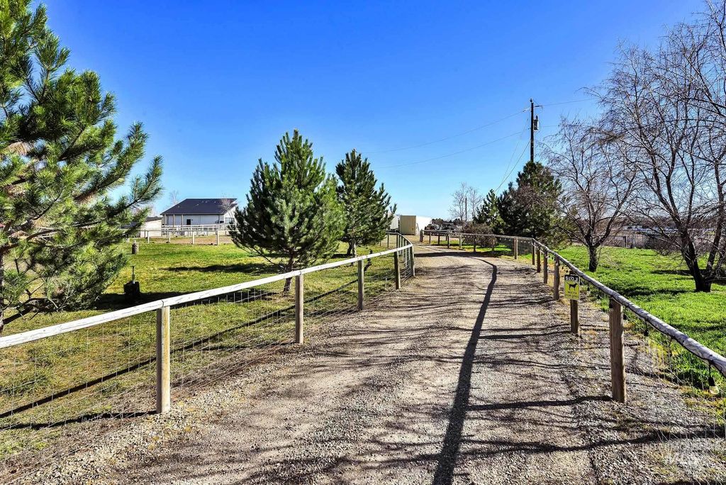 Photo of 1619 Primrose Dr, Nampa, ID 83686 (MLS # 98979951)