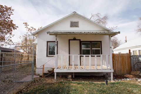 Photo of 717 NW 2nd St, Ontario, OR 97914 (MLS # 98964404)