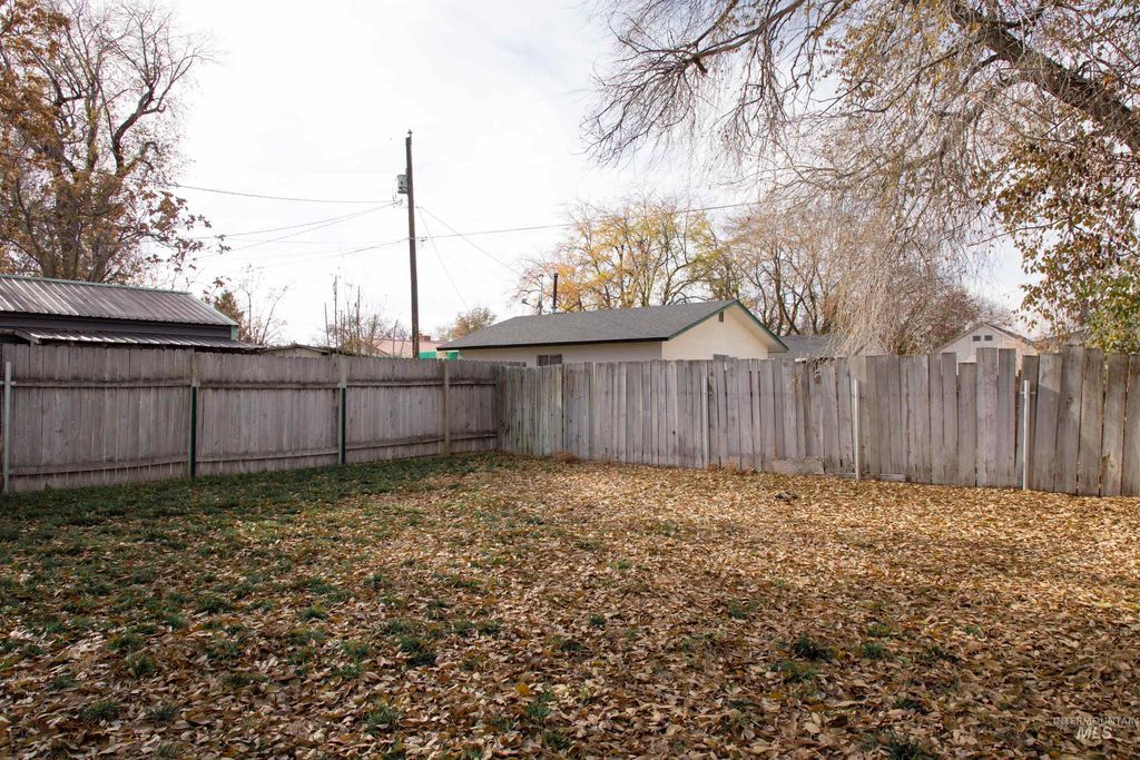 Photo of 717 NW 2nd St, Ontario, OR 97914 (MLS # 98964404)