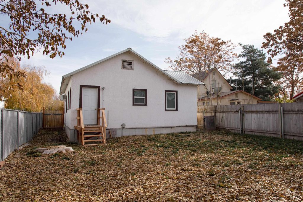 Photo of 717 NW 2nd St, Ontario, OR 97914 (MLS # 98964404)