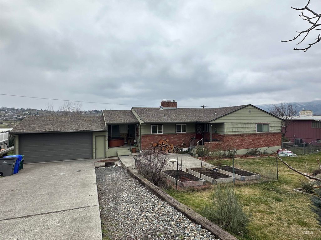 Photo of 3214 Meadowlark Drive, Lewiston, ID 83501 (MLS # 98969408)