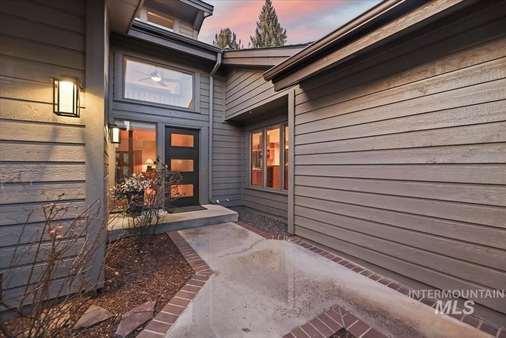 Photo of 1945 S Creekside Ln, Boise, ID 83706 (MLS # 98973942)