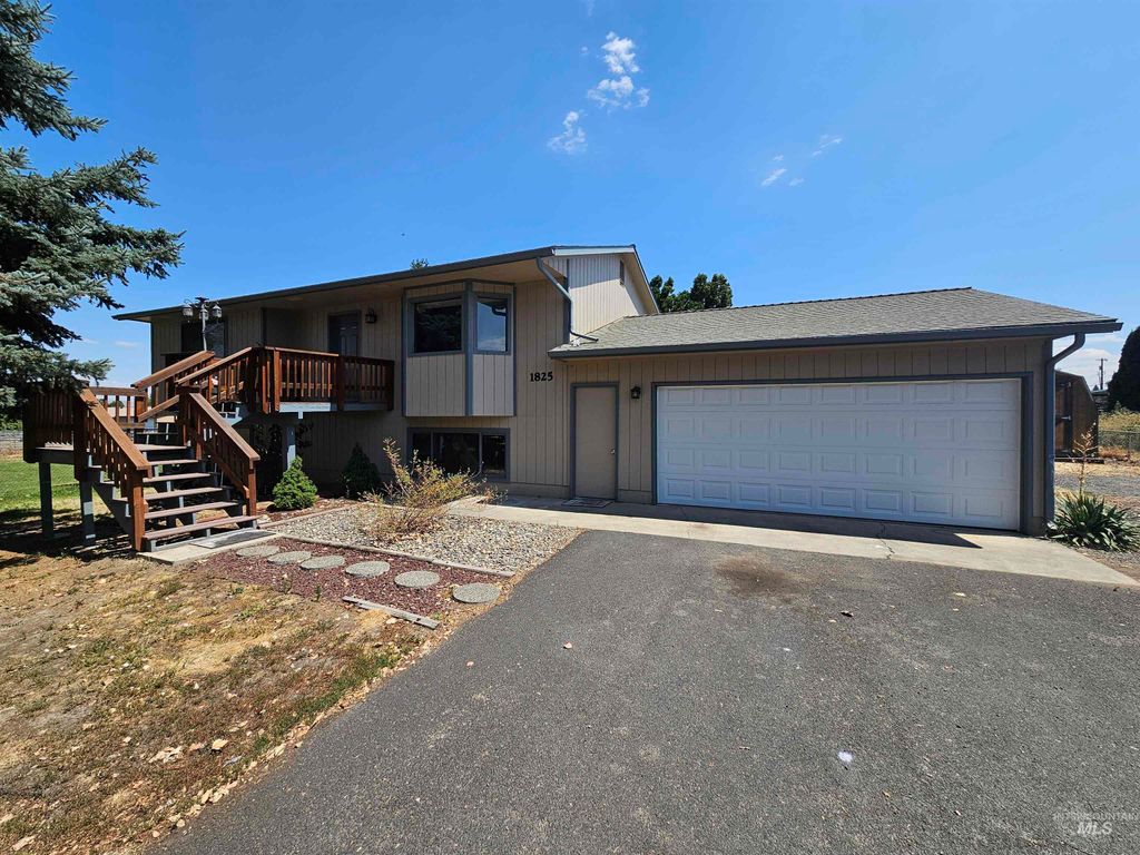 Photo of 1825 Cedar Ave, Lewiston, ID 83501 (MLS # 98955994)