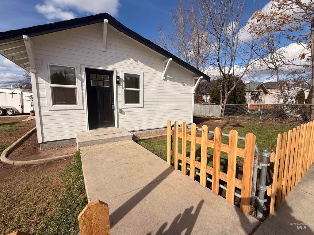 Photo of 403 16th Ave N Ave, Nampa, ID 83687 (MLS # 98975558)