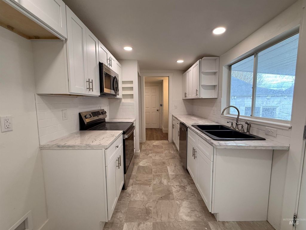 Photo of 403 16th Ave N Ave, Nampa, ID 83687 (MLS # 98975558)