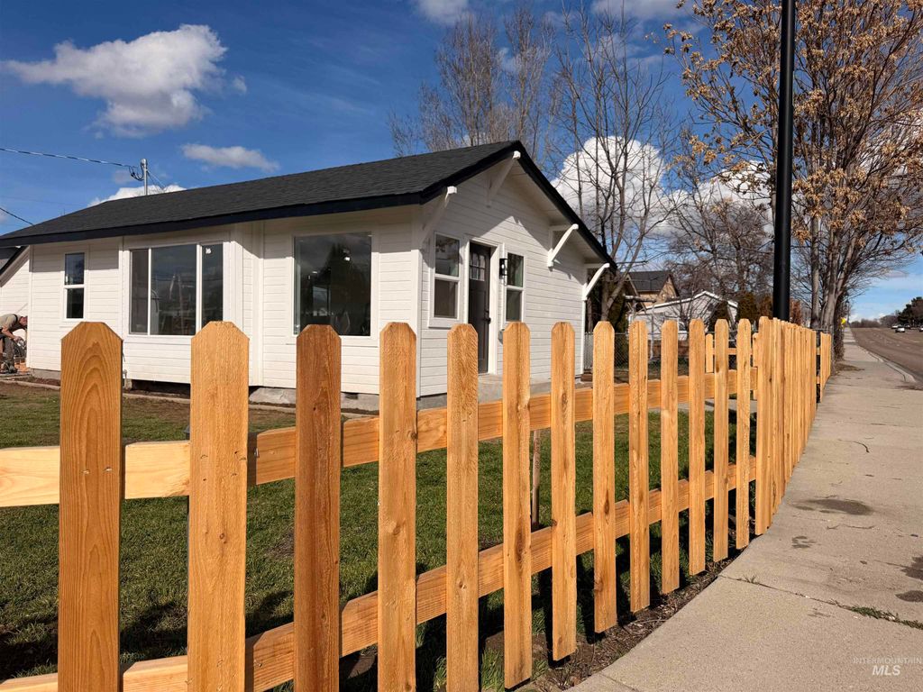 Photo of 403 16th Ave N Ave, Nampa, ID 83687 (MLS # 98975558)