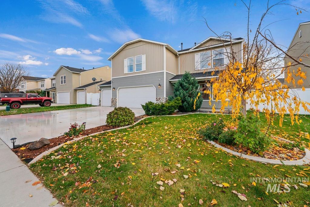 Photo of 227 E Poplin St, Kuna, ID 83634 (MLS # 98967017)