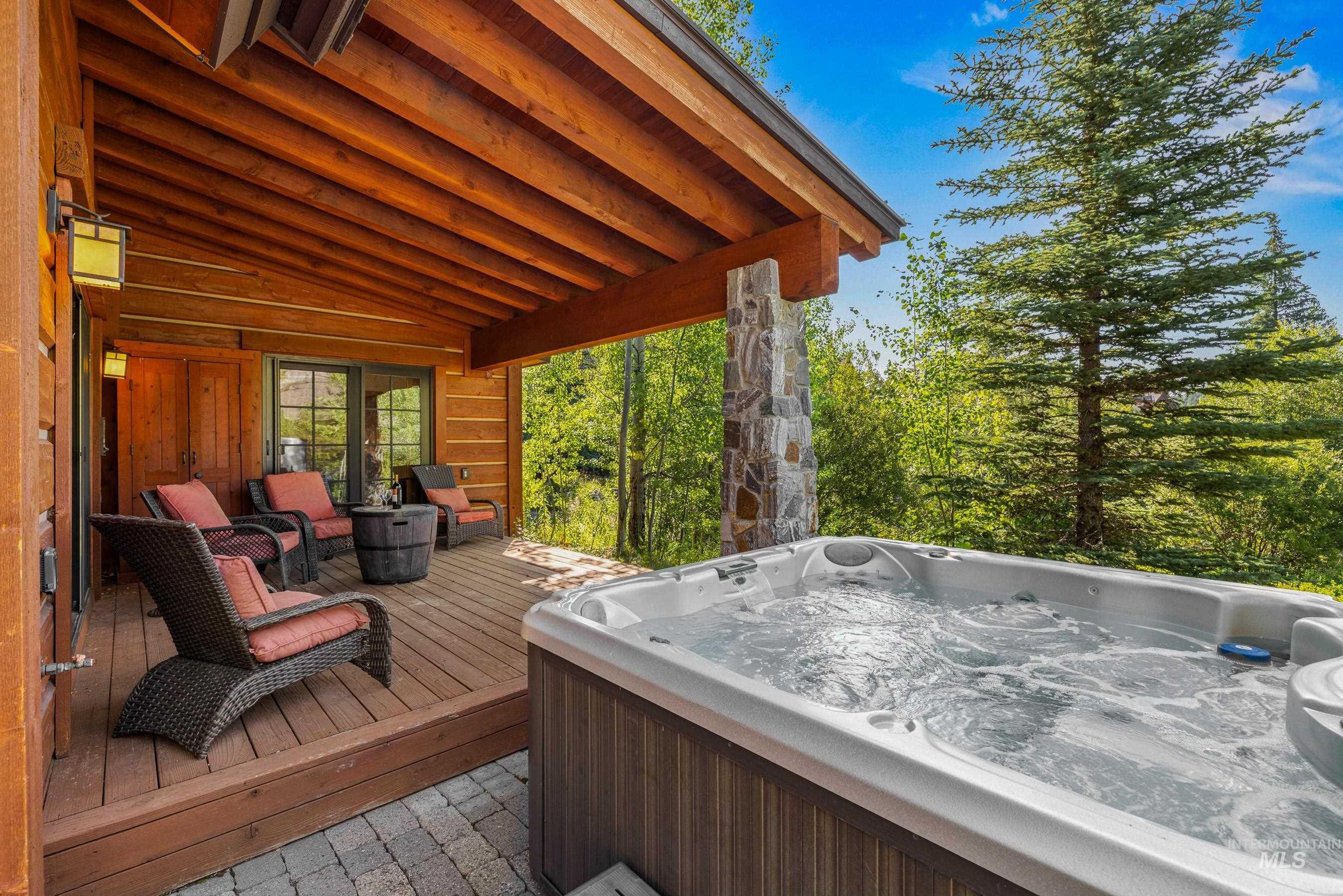 Hot tub right off deck
