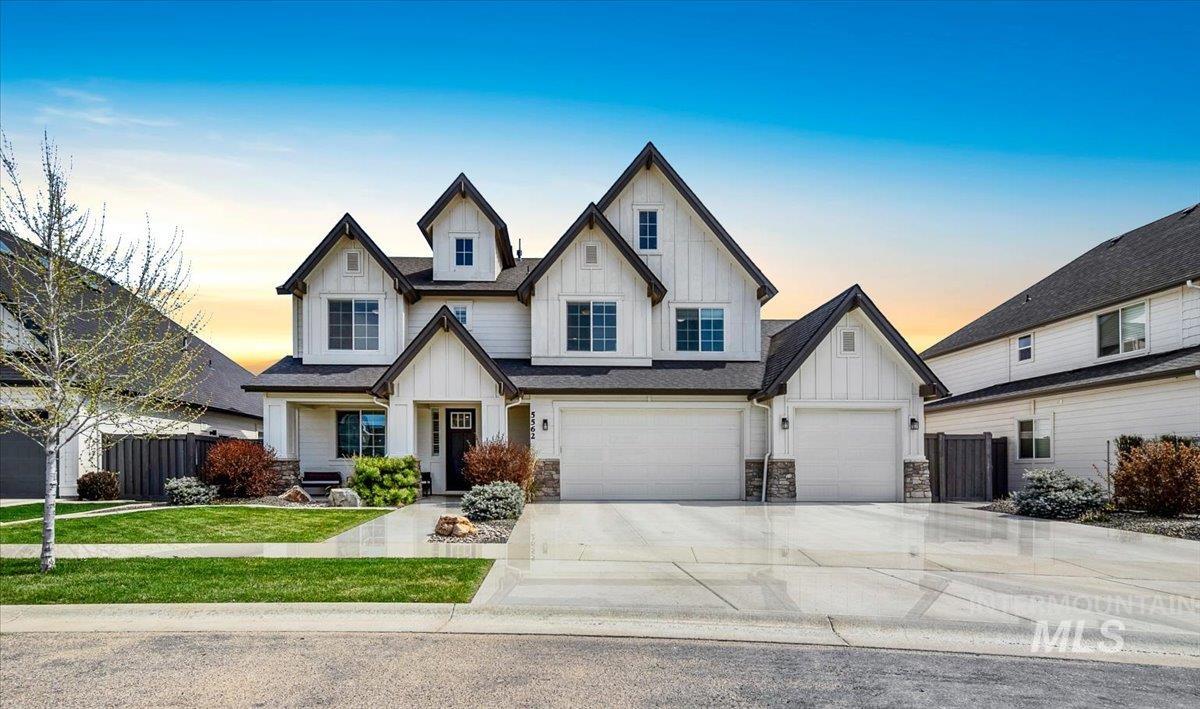 5562 S Astoria Avenue