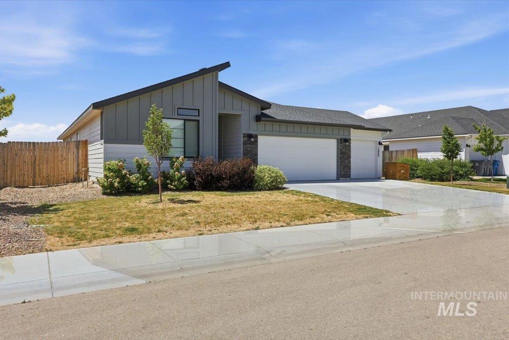 Photo of 1955 SW Cooper Ave, Mountain Home, ID 83647 (MLS # 98990538)