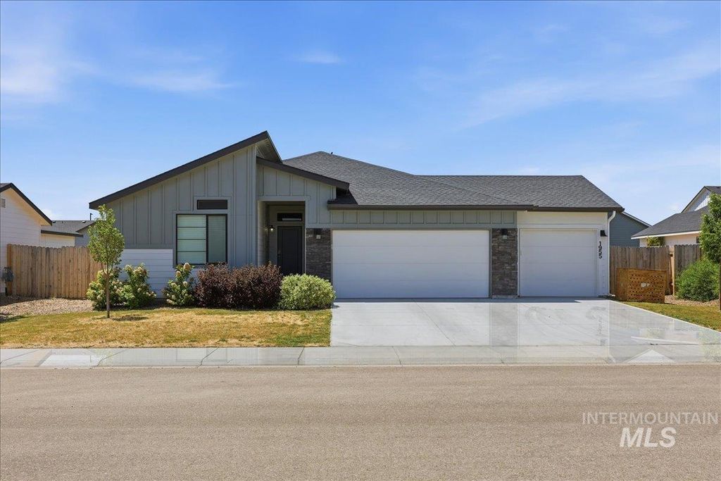 Photo of 1955 SW Cooper Ave, Mountain Home, ID 83647 (MLS # 98990538)