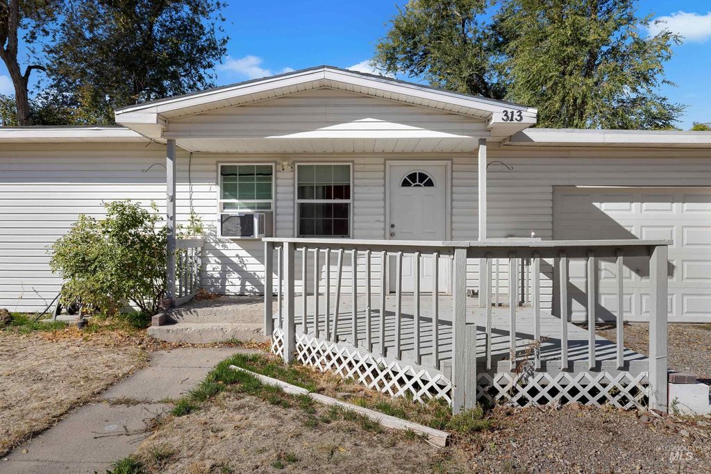Photo of 313 Baker Dr, Mountain Home, ID 83647 (MLS # 98966141)