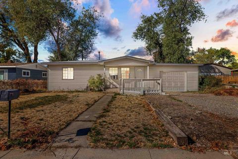 Photo of 313 Baker Dr, Mountain Home, ID 83647 (MLS # 98966141)
