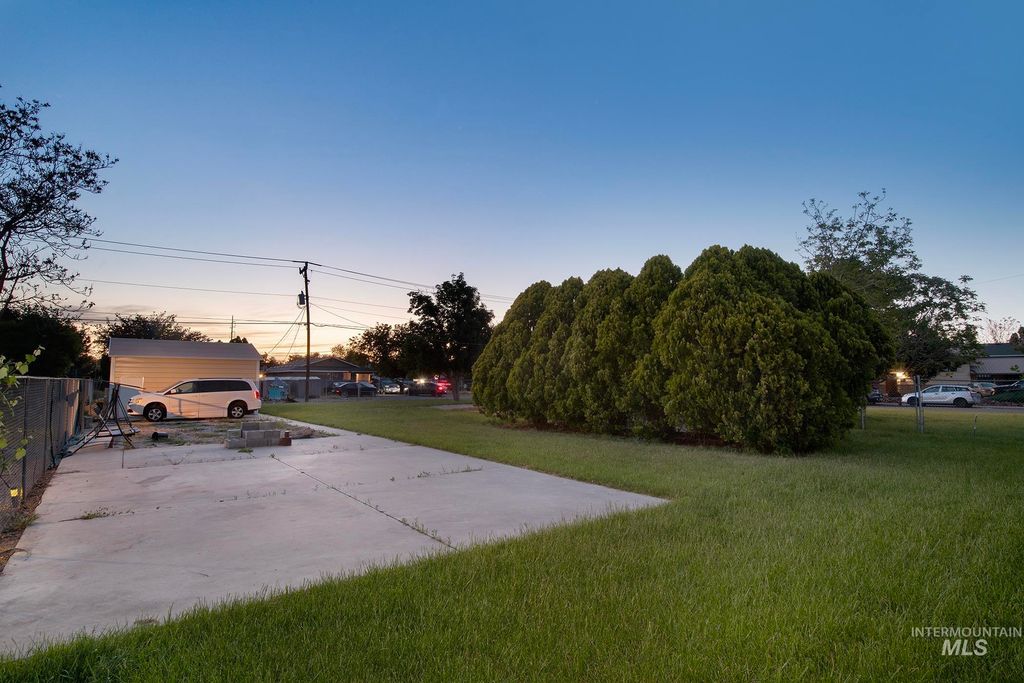 Photo of 824 NW 4th Avenue, Ontario, OR 97914 (MLS # 98985798)