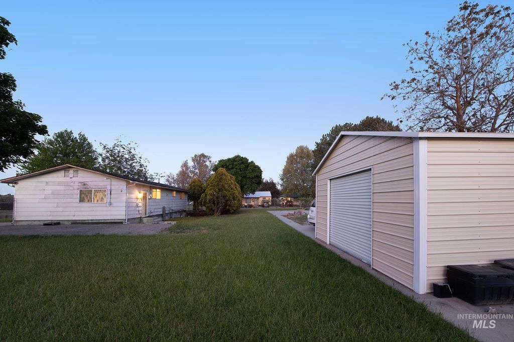 Photo of 824 NW 4th Avenue, Ontario, OR 97914 (MLS # 98985798)