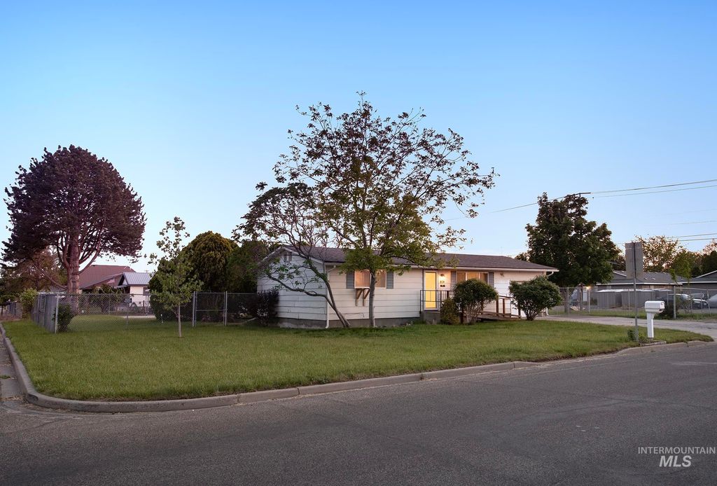 Photo of 824 NW 4th Avenue, Ontario, OR 97914 (MLS # 98985798)