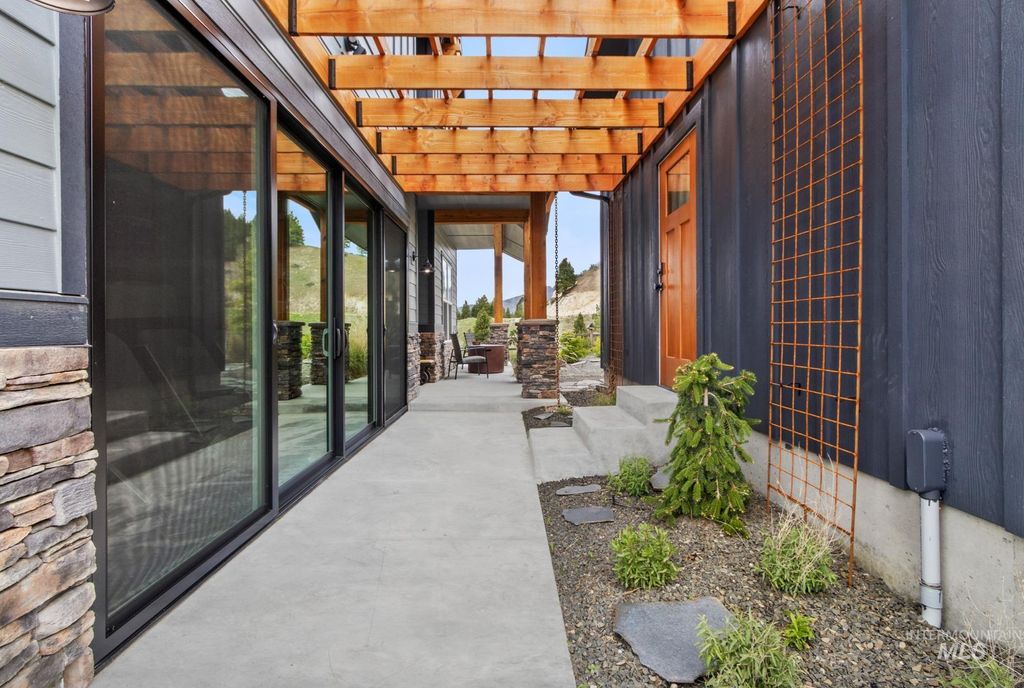 Photo of 85 Trails End Way, Boise, ID 83716 (MLS # 98984414)