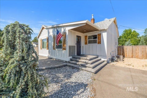 Photo of 951 S Powerline Rd, Nampa, ID 83686 (MLS # 98996357)