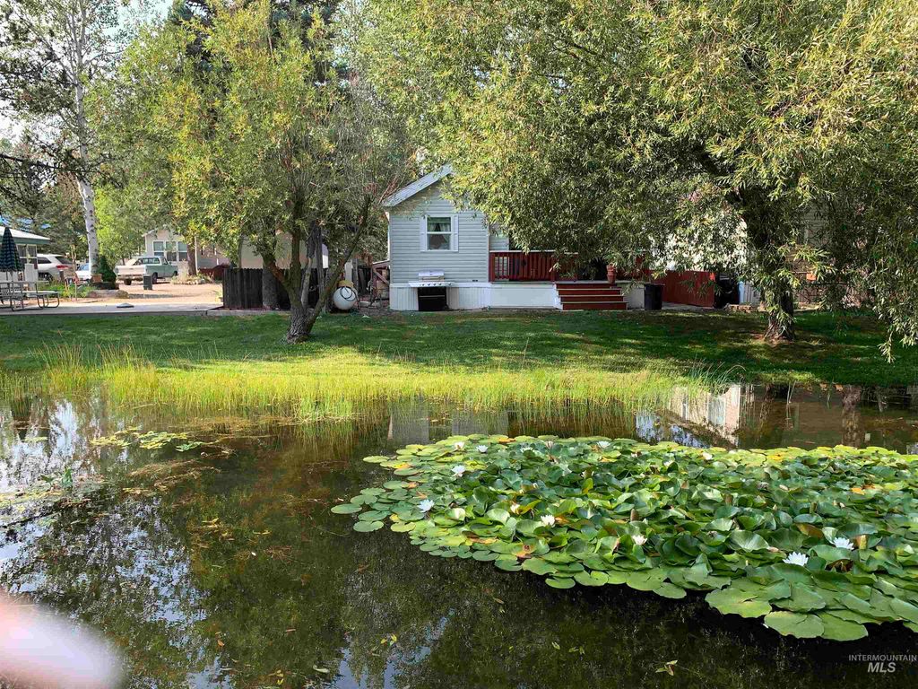 Photo of 514 E13 Sawyer St #E13, Cascade, ID 83611 (MLS # 98949162)