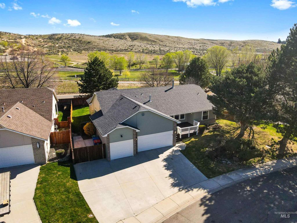 Photo of 1700 N Trail Creek Way, Eagle, ID 83616 (MLS # 98979674)
