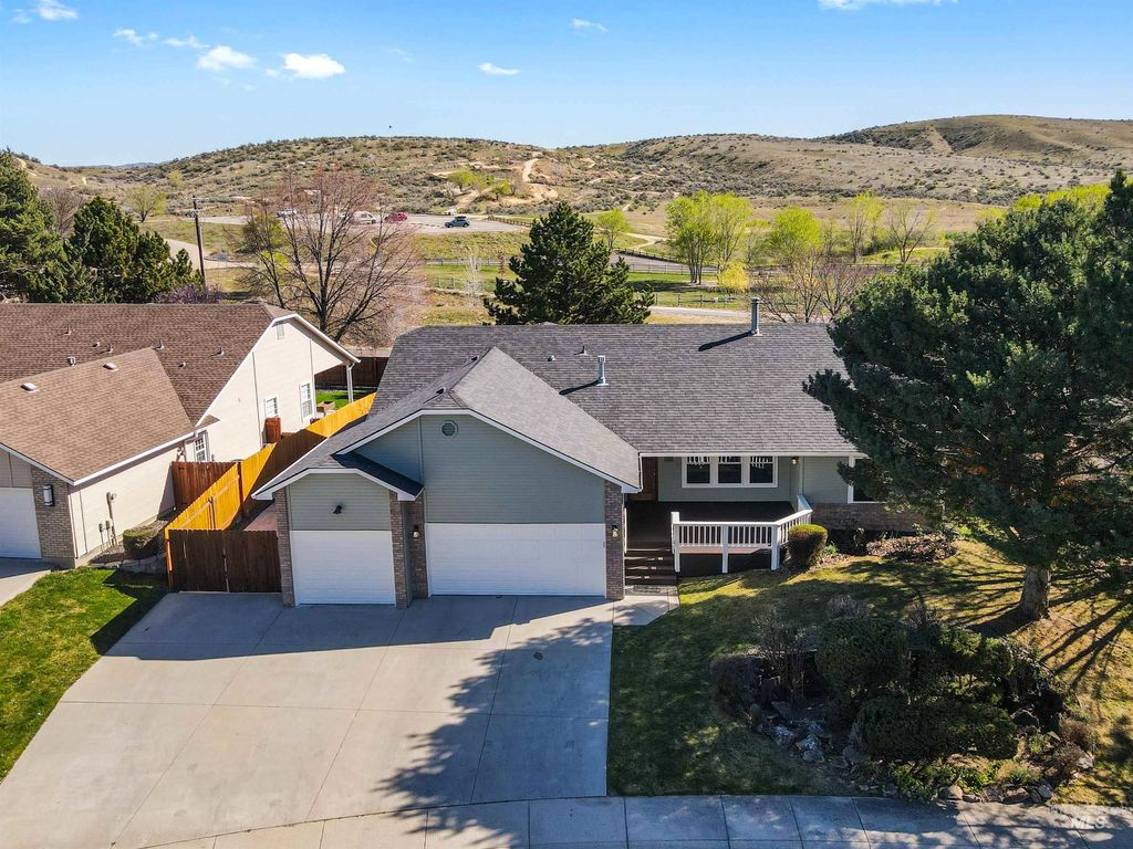 Photo of 1700 N Trail Creek Way, Eagle, ID 83616 (MLS # 98979674)