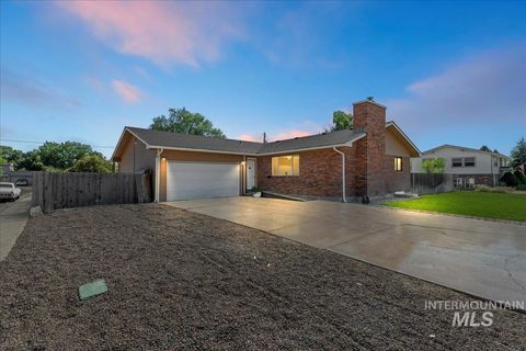 Photo of 615 E 15th N, Mountain Home, ID 83647 (MLS # 98957962)