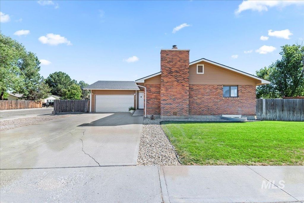 Photo of 615 E 15th N, Mountain Home, ID 83647 (MLS # 98957962)