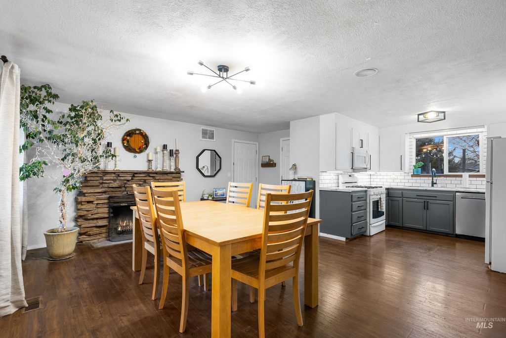 Photo of 3333 N Pepperwood Dr, Boise, ID 83704 (MLS # 98974787)