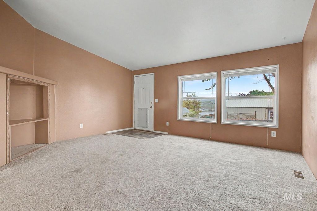 Photo of 1133 Riverview St, Lewiston, ID 83501 (MLS # 98985436)