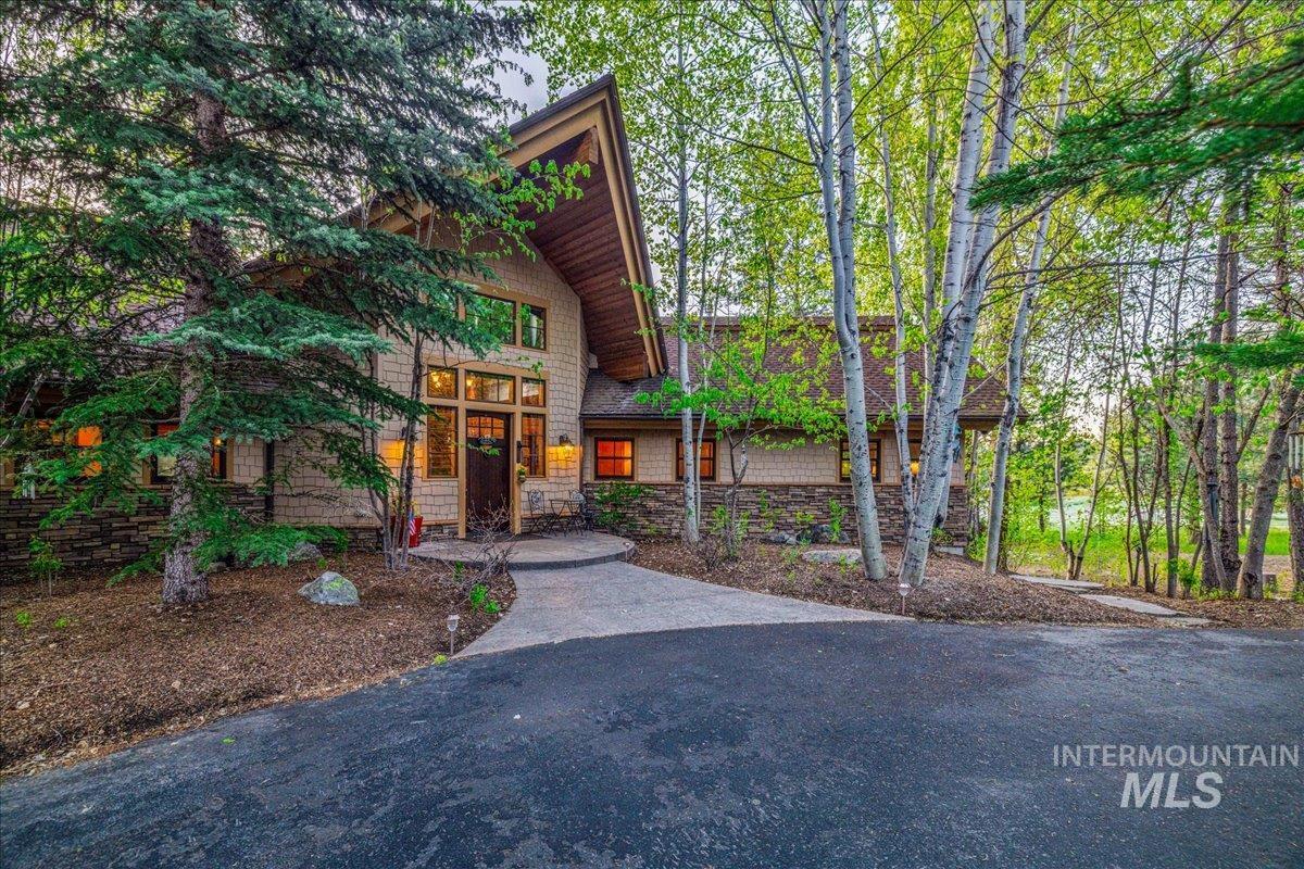 3872 Brookside Dr