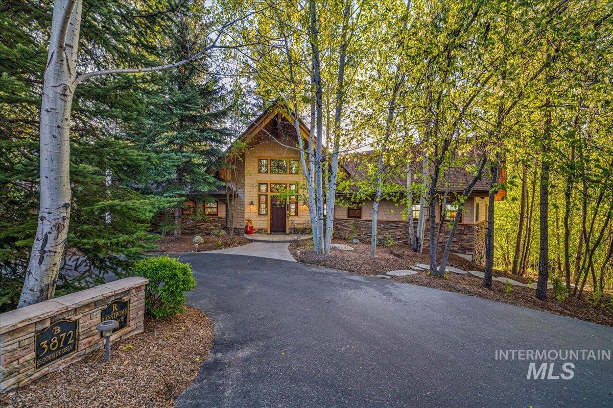 3872 Brookside Dr