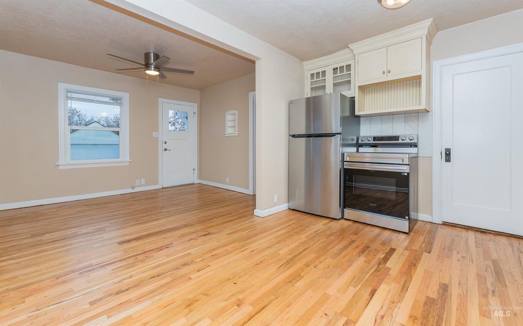 Photo of 212 E Washington Ave, Nampa, ID 83686 (MLS # 98969200)