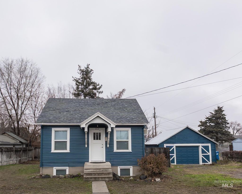 Photo of 212 E Washington Ave, Nampa, ID 83686 (MLS # 98969200)