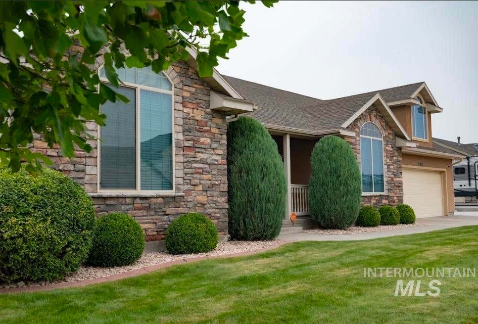 Photo of 1030 Oakwood St, Burley, ID 83318 (MLS # 98995670)