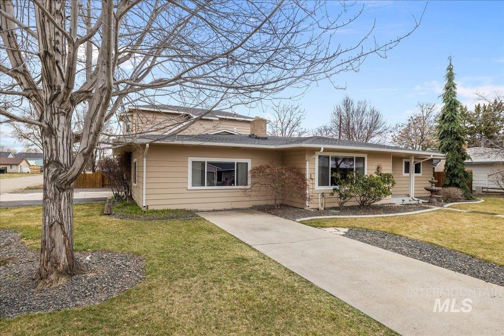 Photo of 712 SW 4th St, Fruitland, ID 83660 (MLS # 98976367)