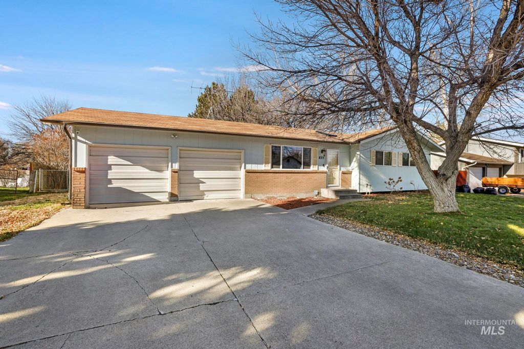 Photo of 833 Madrona St N St, Twin Falls, ID 83301 (MLS # 98968808)