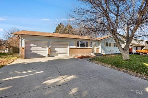 Photo of 833 Madrona St N St, Twin Falls, ID 83301 (MLS # 98968808)