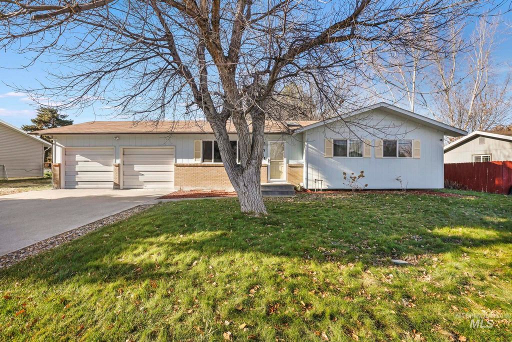 Photo of 833 Madrona St N St, Twin Falls, ID 83301 (MLS # 98968808)