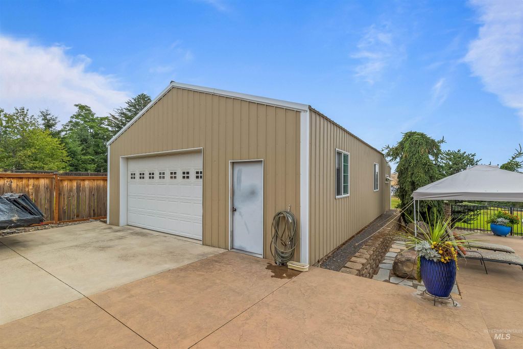 Photo of 1332 Hemlock Ave, Lewiston, ID 83501 (MLS # 98957494)