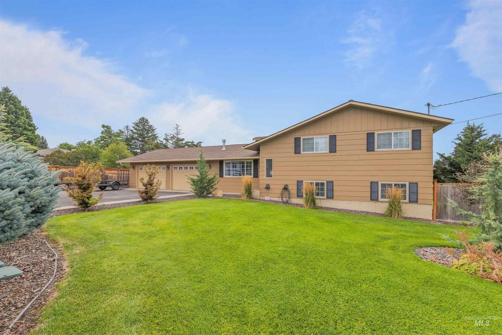 Photo of 1332 Hemlock Ave, Lewiston, ID 83501 (MLS # 98957494)