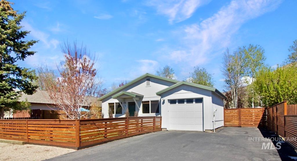 Photo of 951 Forest Bend Dr, Hailey, ID 83333 (MLS # 98982112)