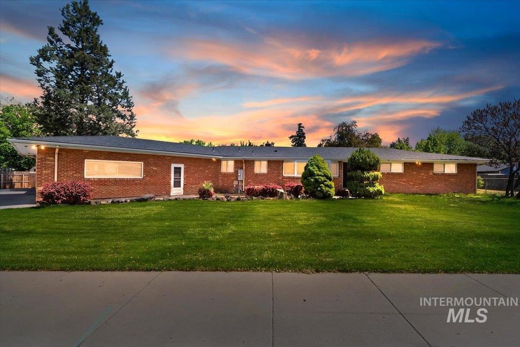Photo of 1810 N Maple Grove, Boise, ID 83704 (MLS # 98985791)