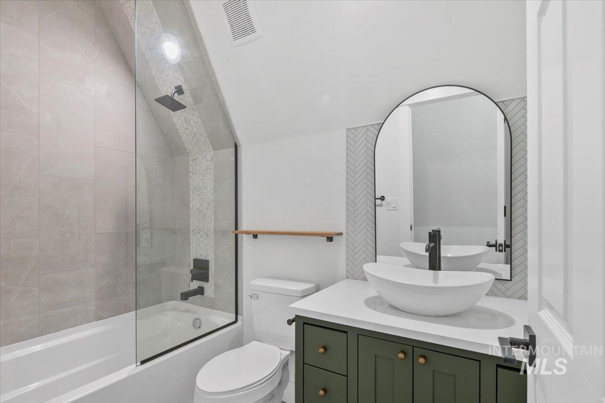 Full bath with vanity and shower / tub combination