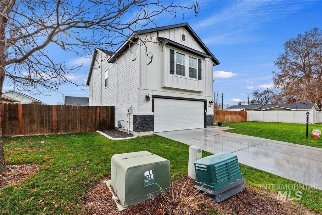 Photo of 1028 N Star Bright Ln, Star, ID 83669 (MLS # 98969367)