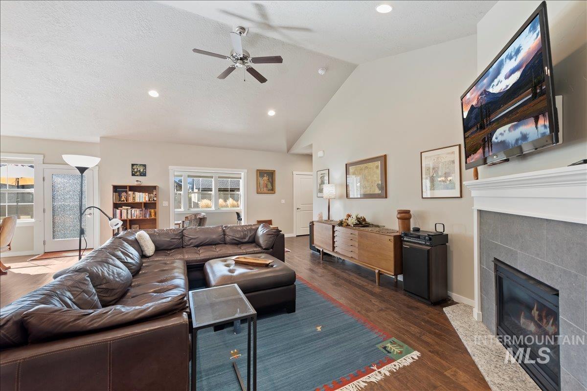 4132 E Silverking Ln