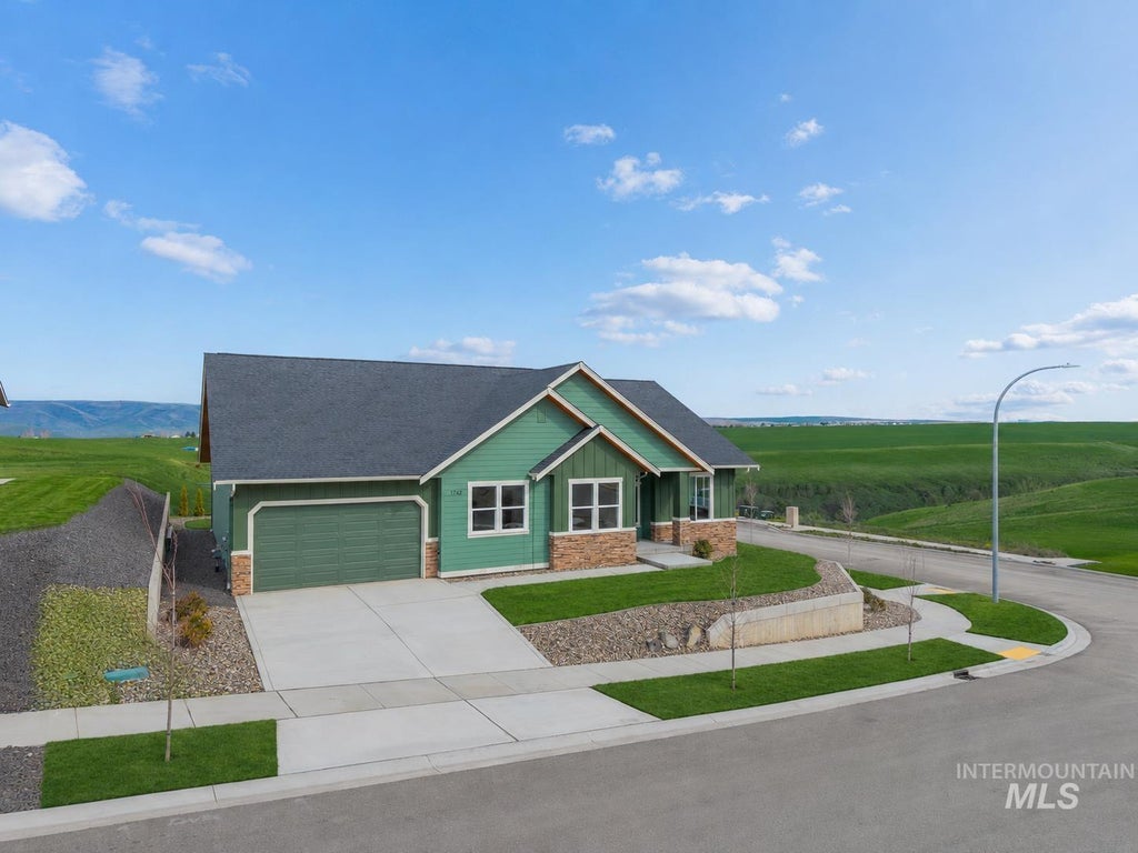Photo of 1743 Golden Hills Drive, Lewiston, ID 83501 (MLS # 98978424)