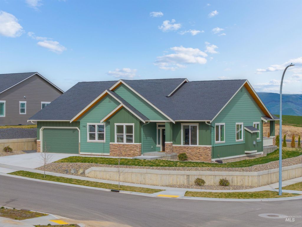 Photo of 1743 Golden Hills Drive, Lewiston, ID 83501 (MLS # 98978424)