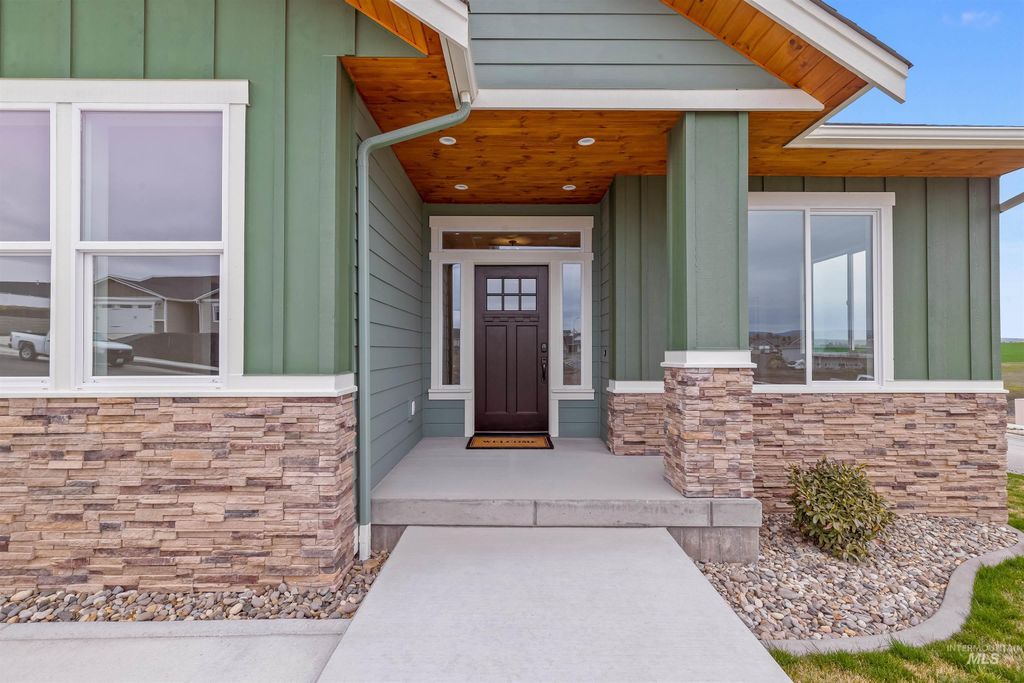 Photo of 1743 Golden Hills Drive, Lewiston, ID 83501 (MLS # 98978424)