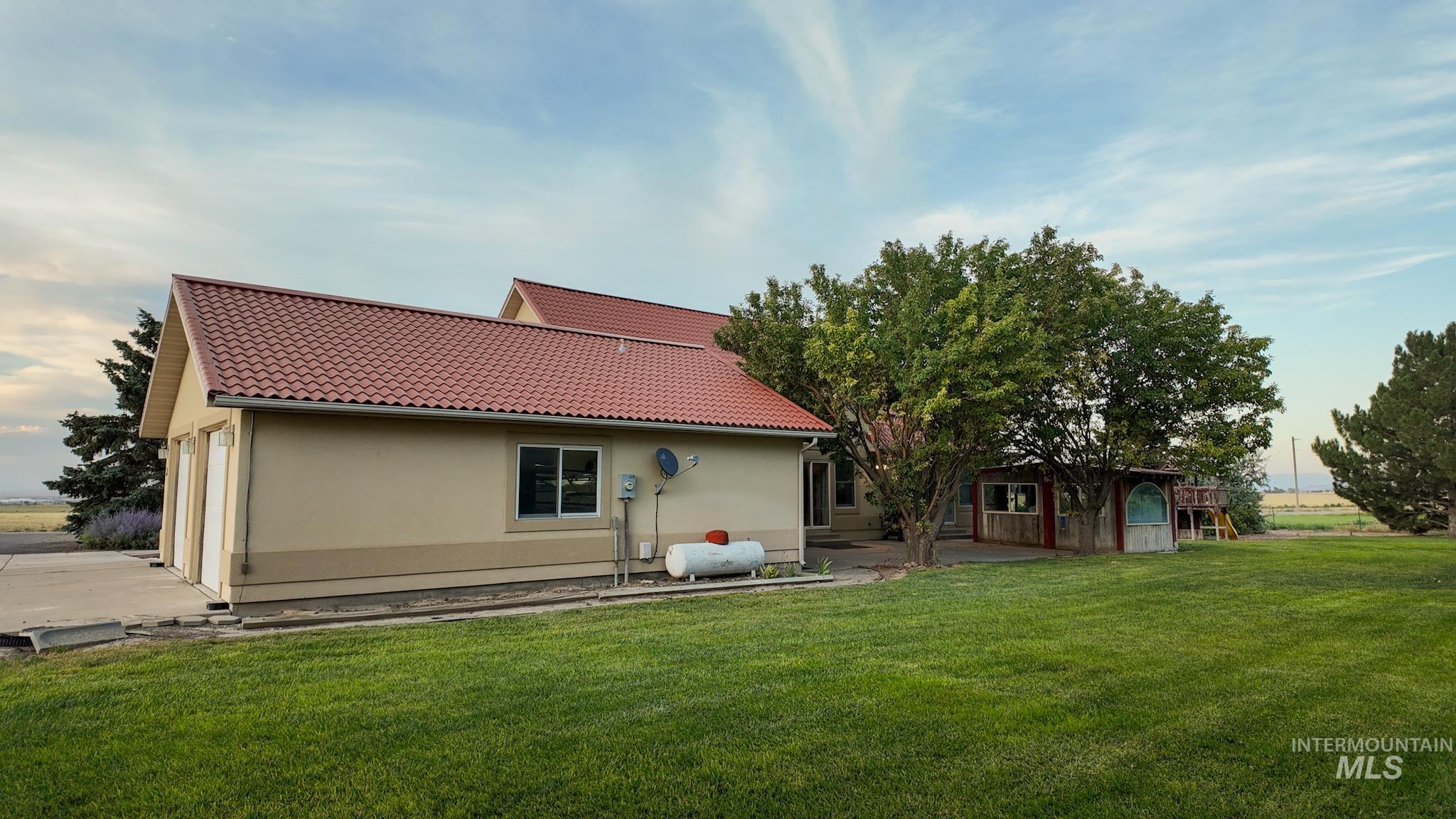 Leased 125 # Propane Tank - Easy Access on Side of Garage