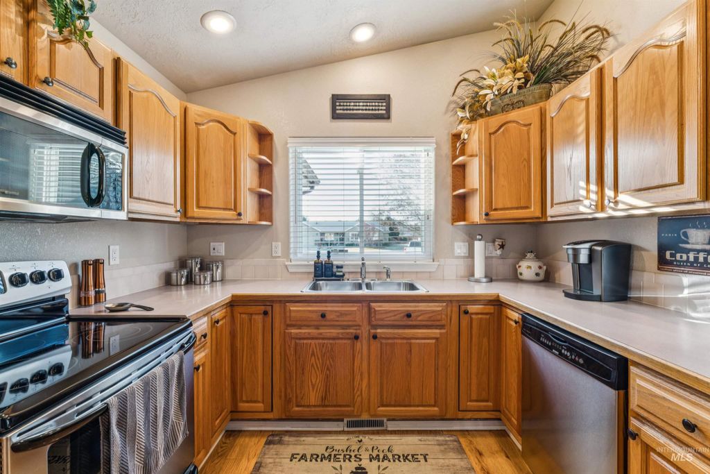 Photo of 1050 E Cougar Creek Court, Meridian, ID 83646 (MLS # 98969095)